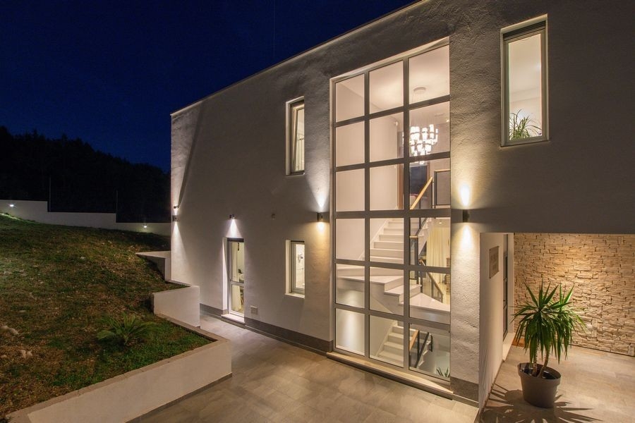 Világított luxusvilla modern dizájnnal