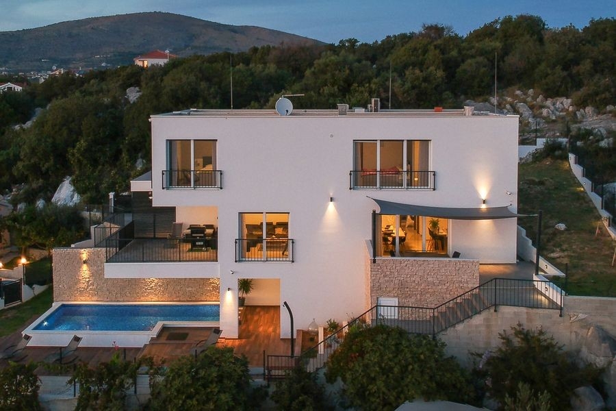 Villa medencével és tengerre néző kilátással Dalmáciában