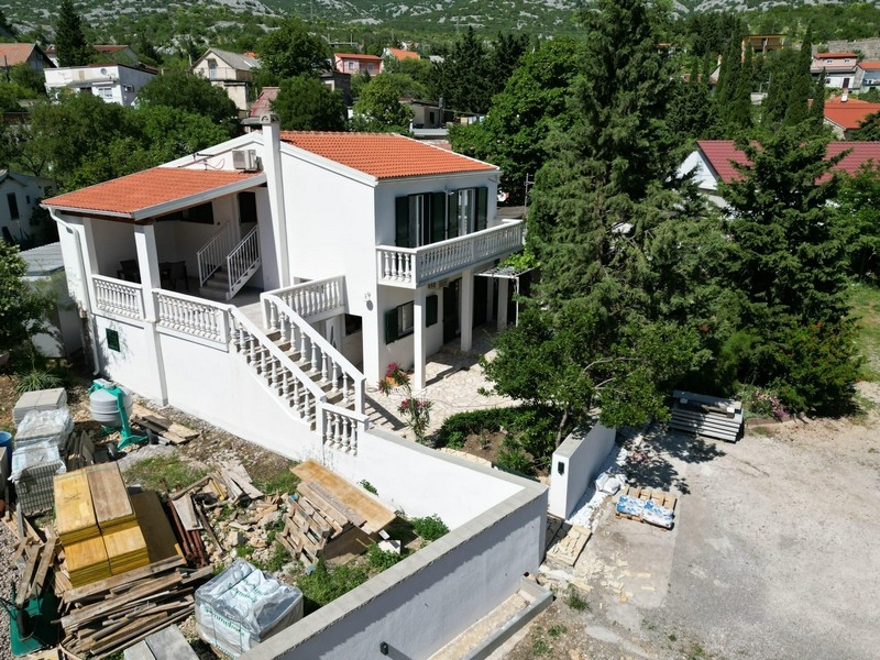 Az ingatlan néhány méterre a tenger partjától