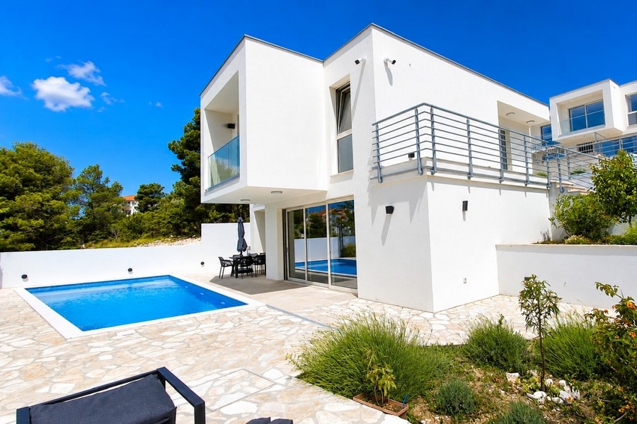 Villa medencével mediterrán helyen
