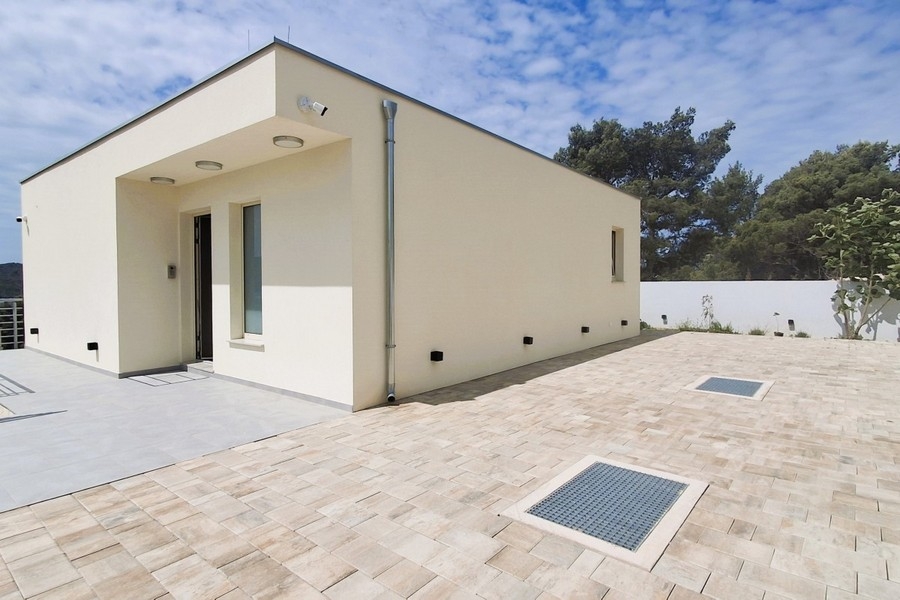 A villa bejárata az emeleten található.