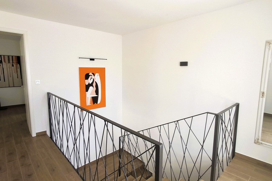 Nyitott galéria a modern villa felső emeletén