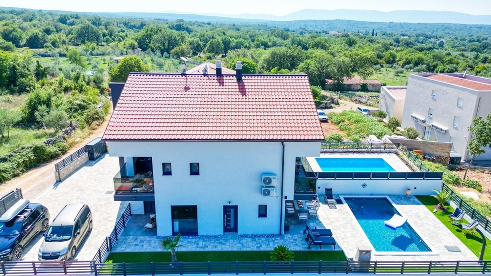 Modern villa medencével és parkolóhellyel