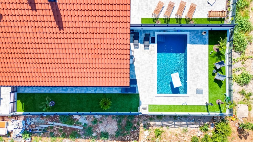 Légi felvétel a villa medencével