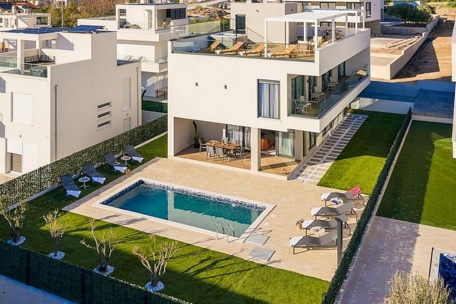 Luxus villa medencével és kerttel madártávlatból