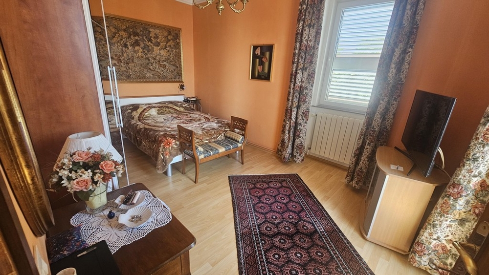 Hálószoba ablakkal és kilátással a tengerre