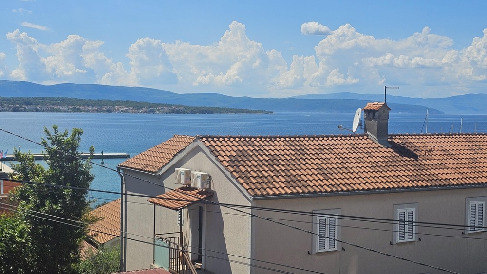 Tengerre néző ház a Kvarner-öbölben