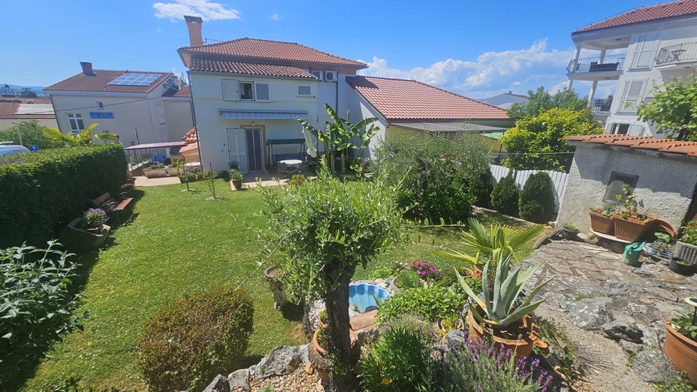 Kertre néző mediterrán növényekkel