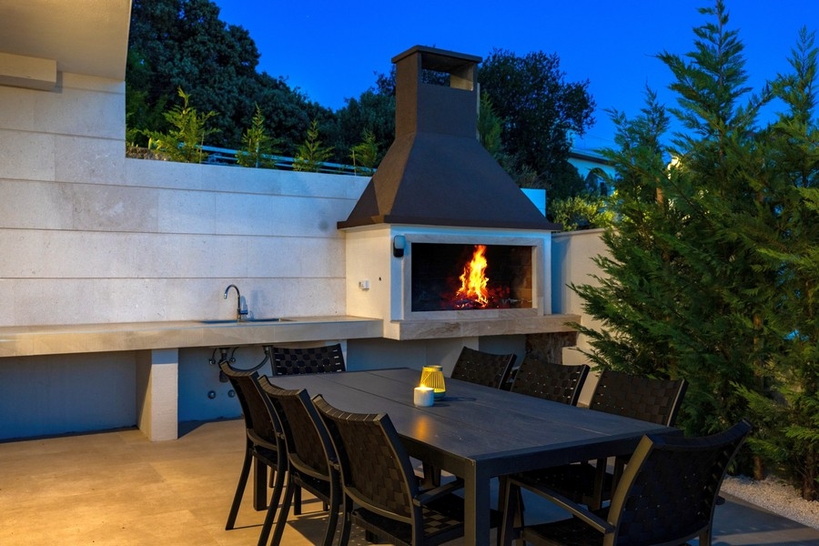 A horvátországi villa kültéri konyhája grill kandallóval és ülősarokkal