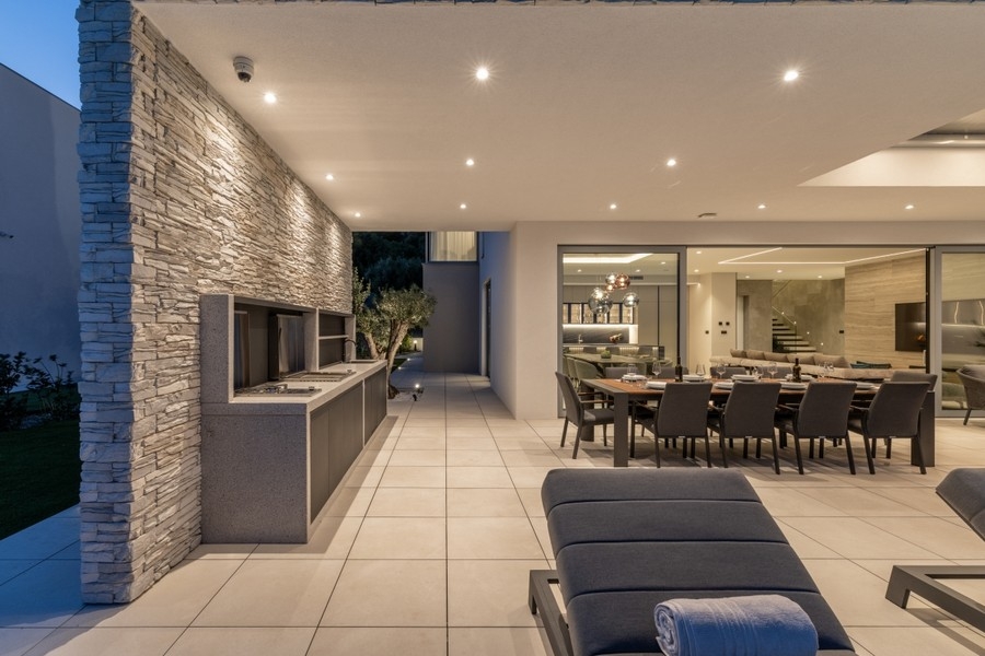 Luxus villa szabadtéri konyhával és társalgóval Horvátországban