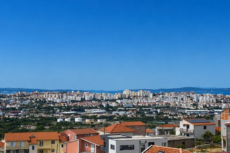Panorámás kilátás Splitre és a tengerpartra