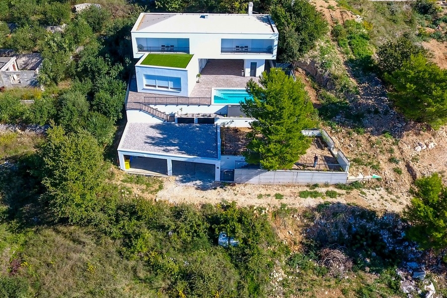 Modern villa medencére és tengerre néző kilátással Horvátországban, az Omis Riviérán
