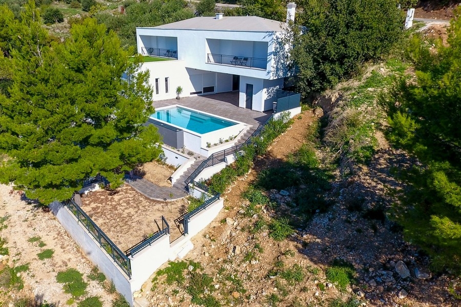 Domboldali villa medencével és kilátással a tengerre