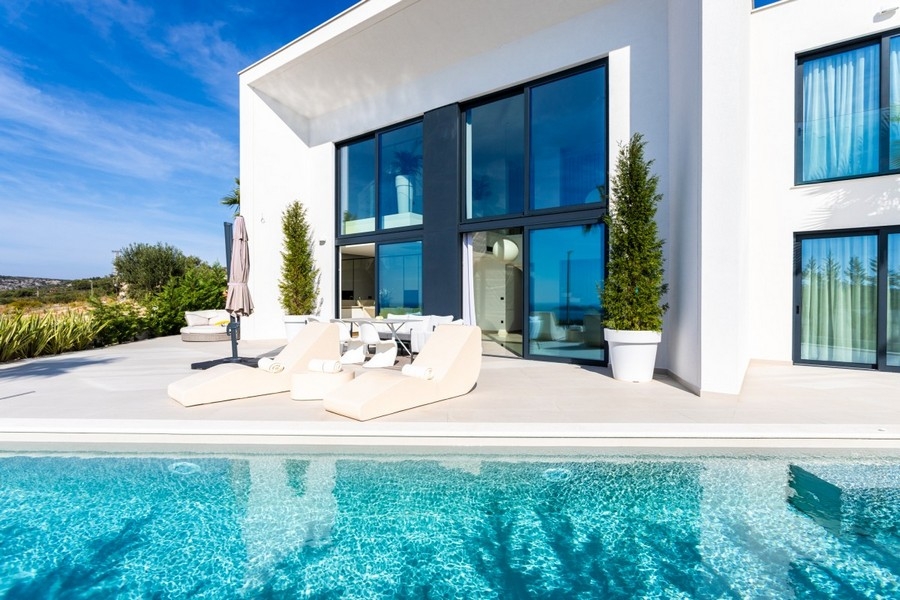 Modern luxusvilla medencével és nagy terasszal