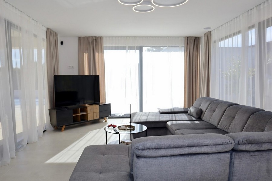Nyitott nappali modern bútorokkal