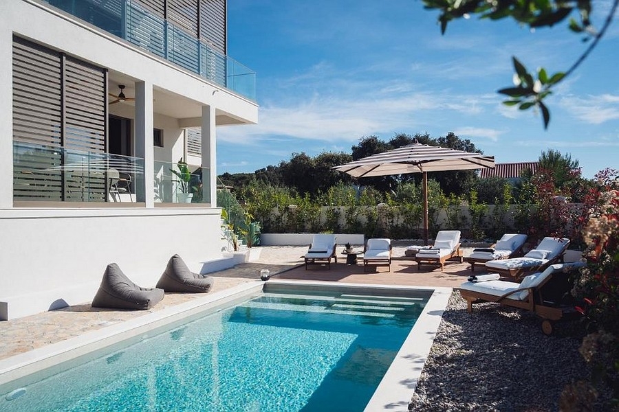 Egy luxusvilla úszómedencéje és napozóterasza