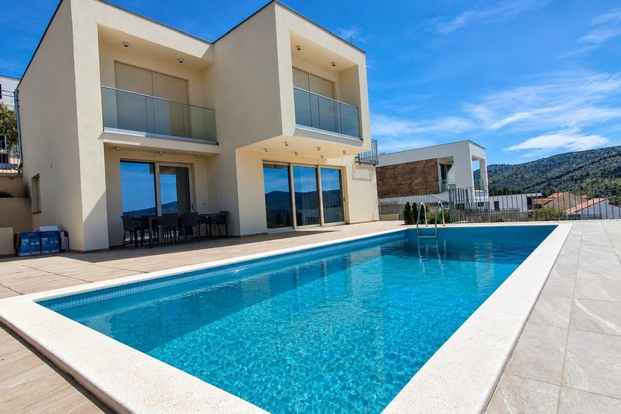 Luxus villa medencére és tengerre néző kilátással Sibenik közelében Horvátországban
