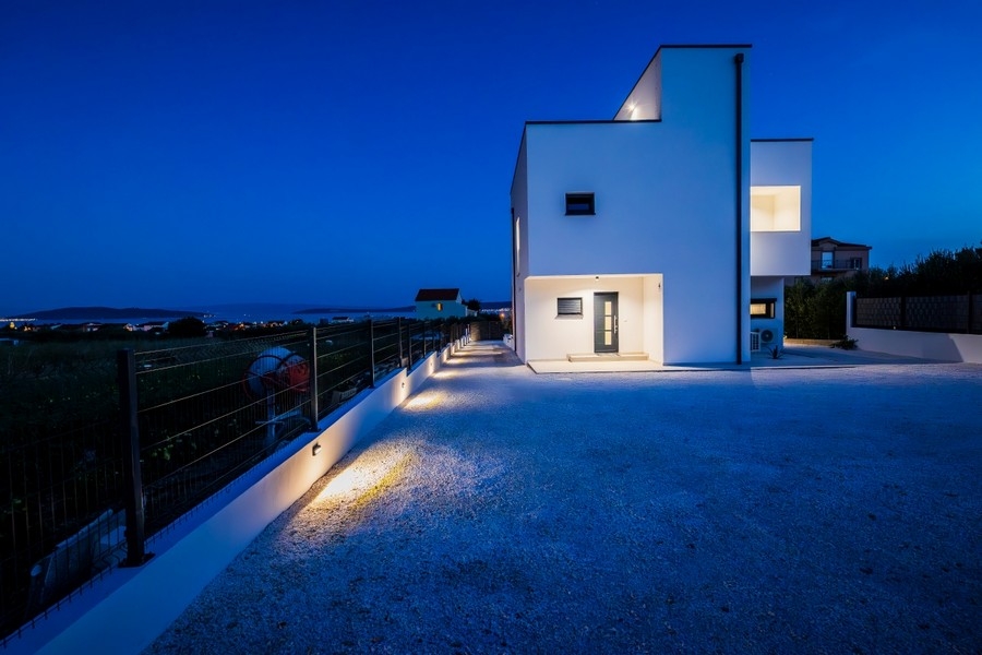 A modern új villa bejárata és külső nézete