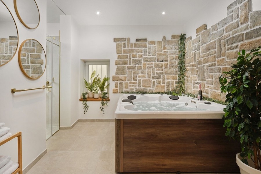 Wellness részleg pezsgőfürdővel