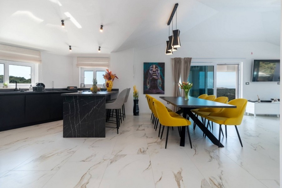Étkező és konyha egy modern villában