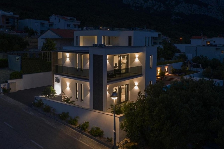 Modern villa éjszakai világítással