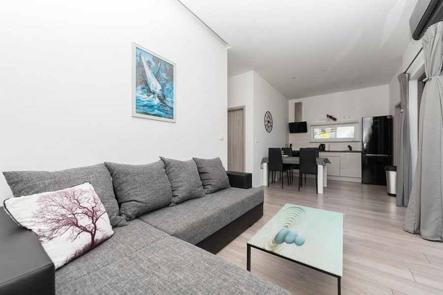 Nyitott nappali modern konyhával