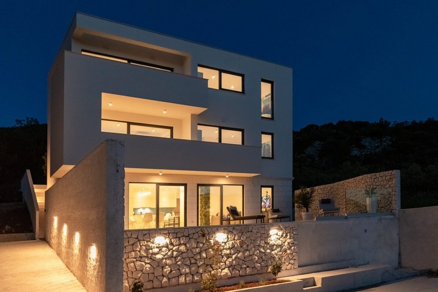 Modern villa éjszaka medencével