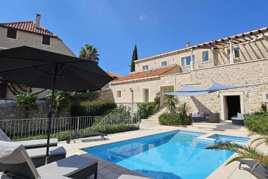 Természetes kőből készült villa medencével és terasszal