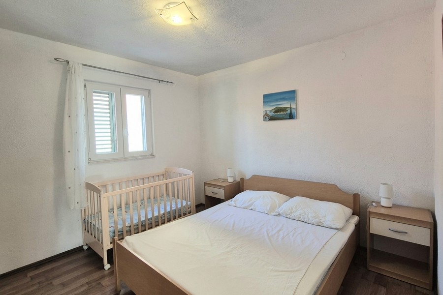 Hálószoba franciaággyal és babaággyal