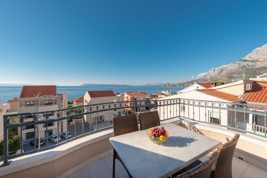Erkély étkezőasztallal és adriai panorámával