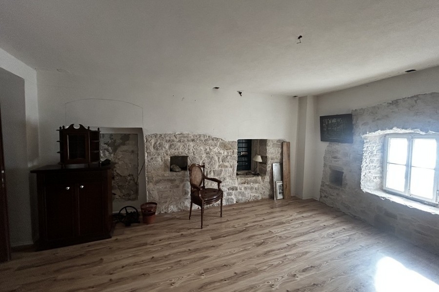 Nappali kőfallal Horvátországban