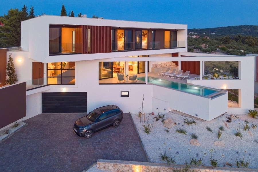 Este megvilágított villa medencével