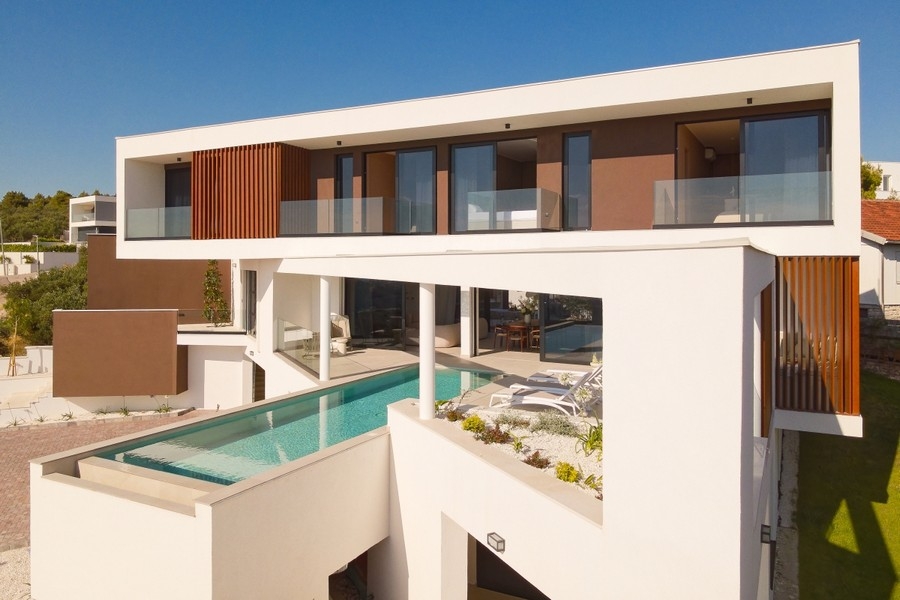 Modern villa medencére és tengerre néző kilátással Horvátországban