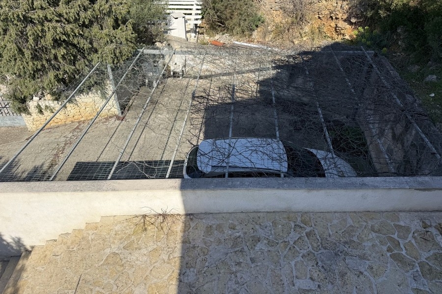 Parkolóhely és terasz a ház mellett