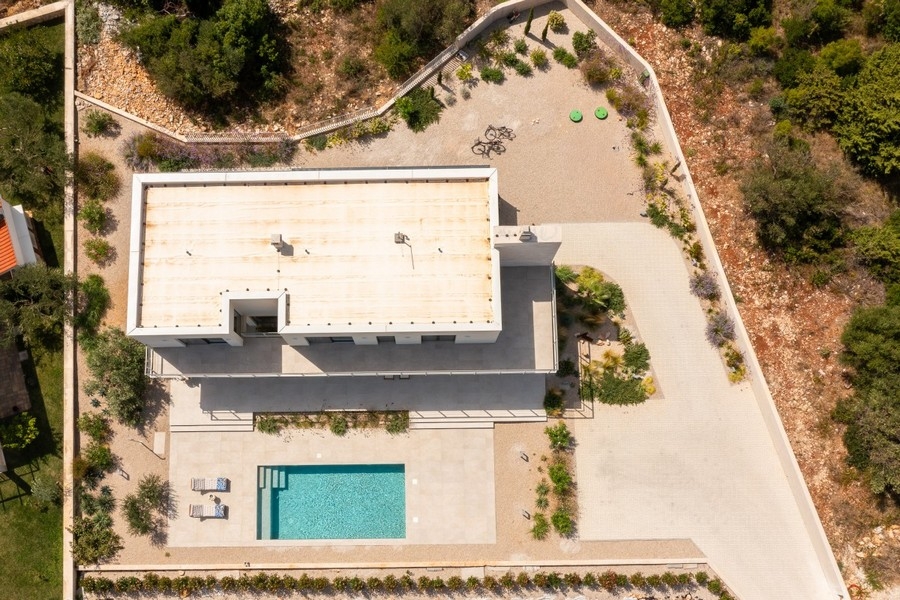 Villa medencével és mediterrán kerttel