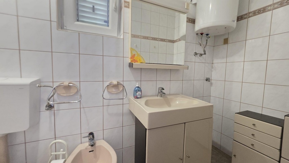 Fürdőszoba mosdóval és WC-vel
