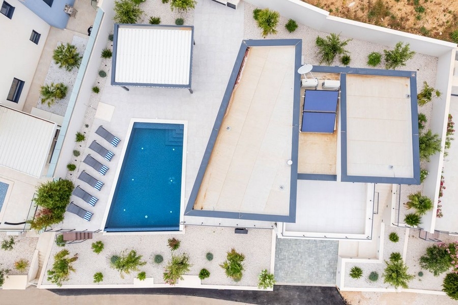 Villa végtelenített medence és napozóterasz