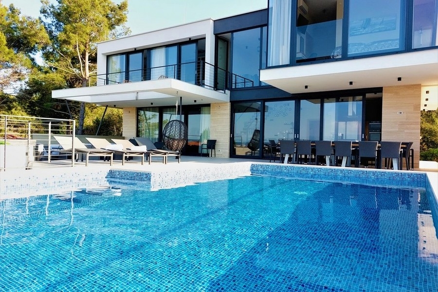 Külső kilátás egy luxusvilla fűtött medencével Horvátországban