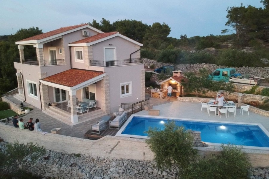 Villa medencével és terasszal Soltán