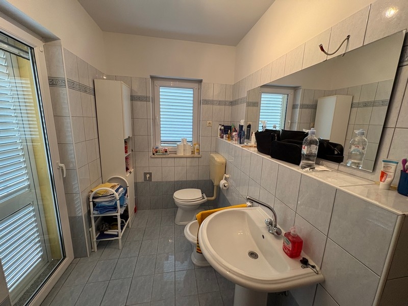 Fürdőszoba WC-vel és mosdóval