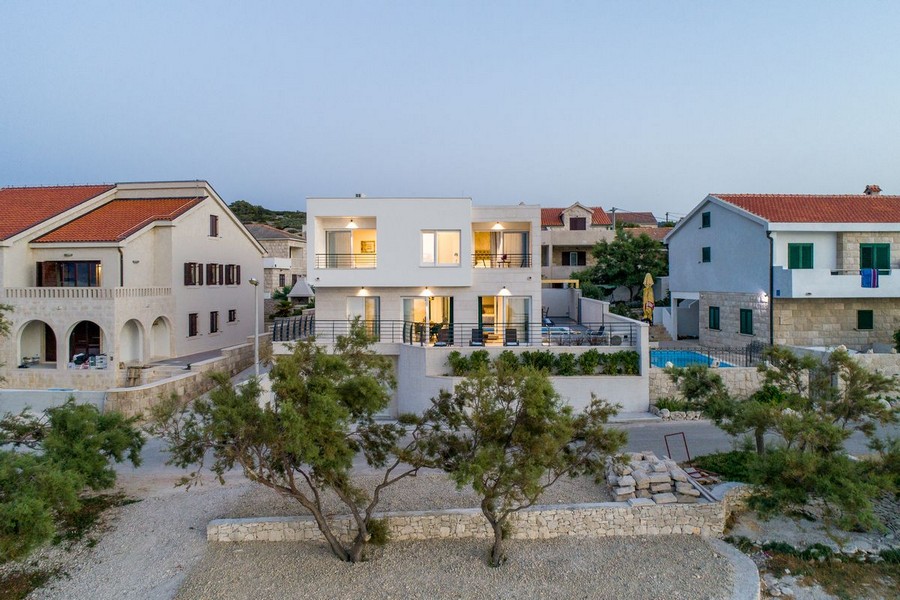 A villa fűtött medencéje a tengerre néz