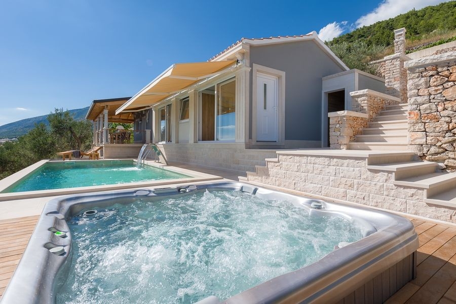 Jakuzzi a teraszon, kilátással a tengerre