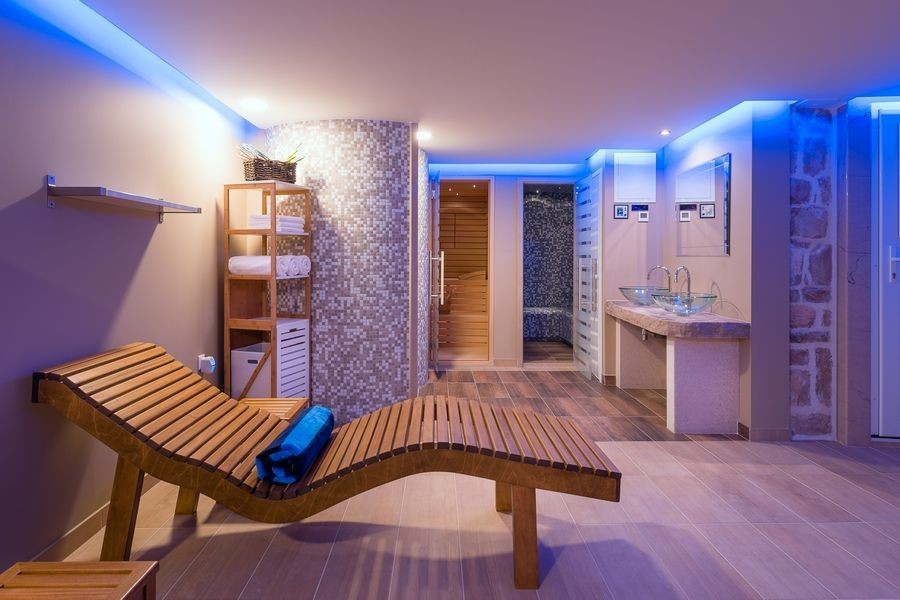 Wellness részleg szaunával és nyugágyakkal