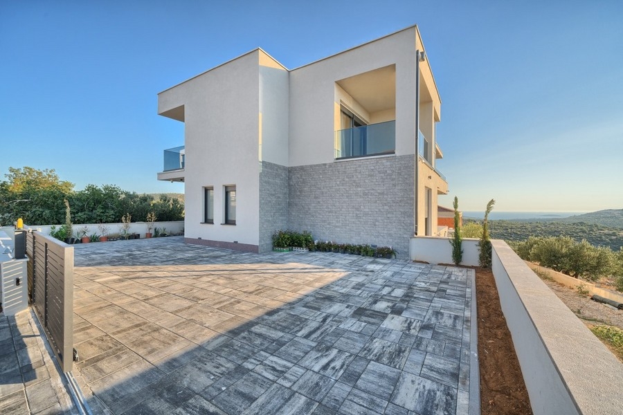 A villa külső nézete előtérrel