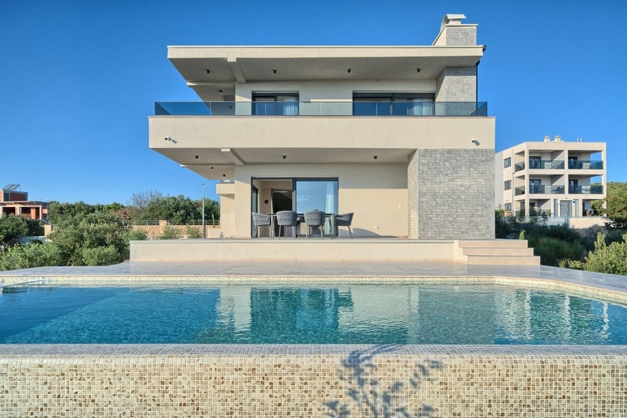 Modern luxusvilla medencével Primostenben