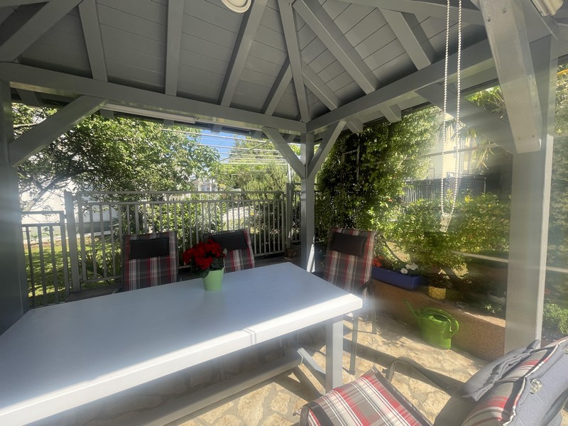 Fedett pihenősarok a kertben