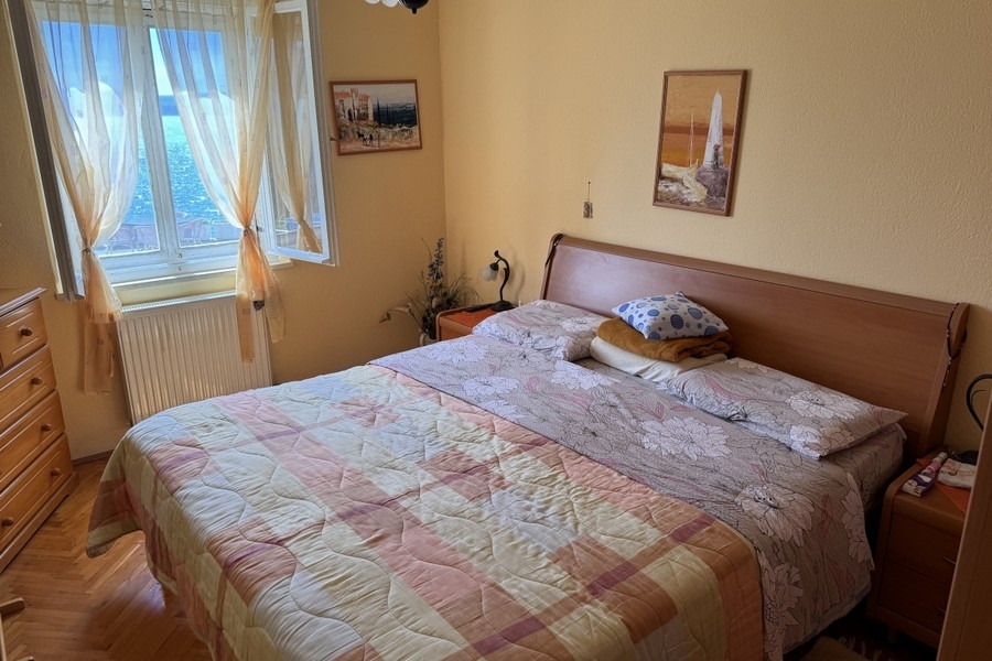Hálószoba ablakkal és kilátással a tengerre Horvátországban