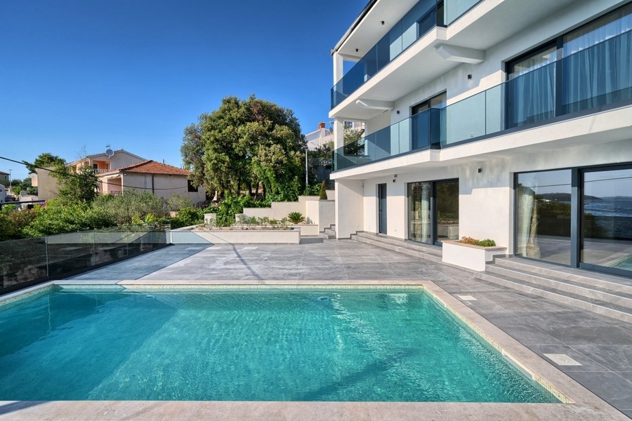 Modern villa medencével és nagy üvegfronttal