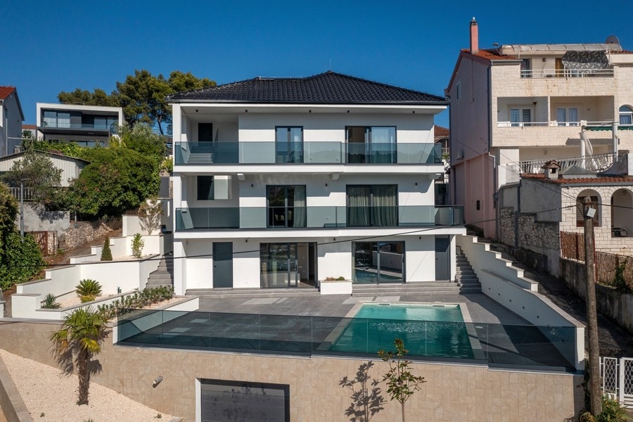 Villa medencével mediterrán helyen