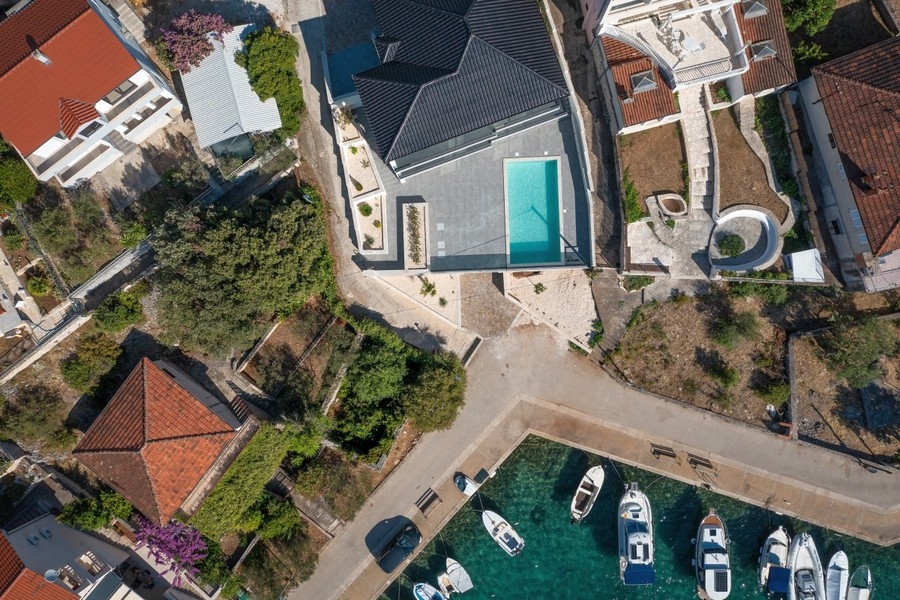 A légi felvétel a villa medencével a tenger közelében